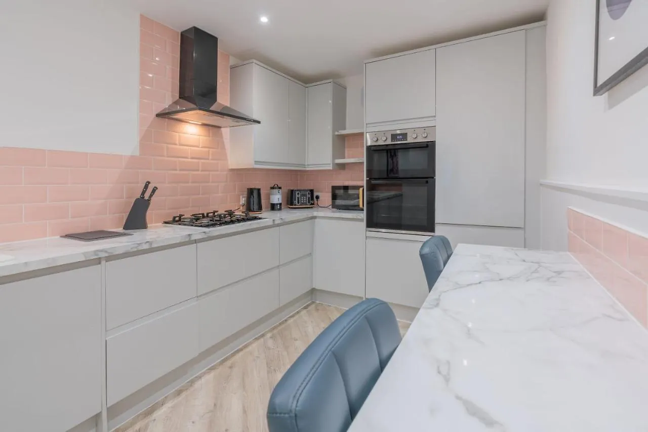 4 Bedroom House By Primal Estates Short Lets In Hove Apartmán