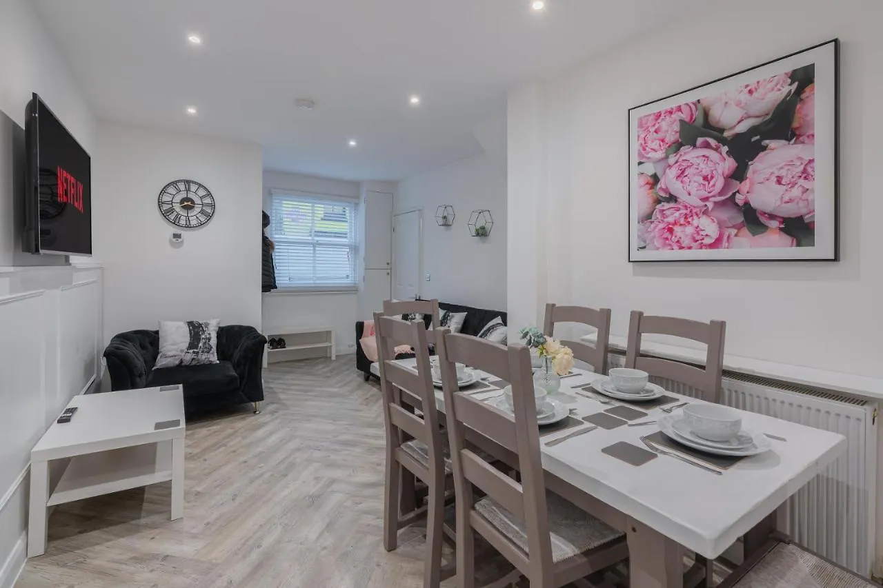 4 Bedroom House By Primal Estates Short Lets In Hove